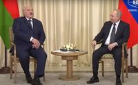 Vladimir Putin (dr) şi Alexander Lukaşenko (Youtube - screenshot)