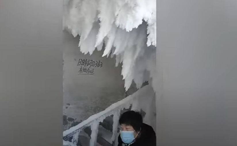 Castelul de gheaţă format în blocul din oraşul Jiamusi, China