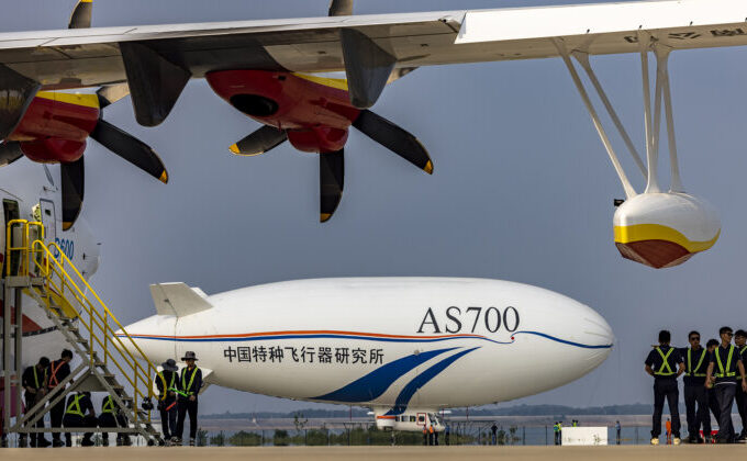 Aeronavă chineză de fabricaţie artizanală AS700 decolează pentru un zbor de testare pe aeroportul Jingmen Zhanghe din Jingmen, la 16 septembrie 2022.