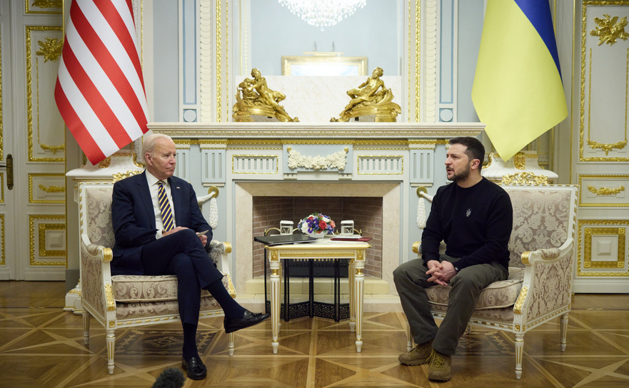 Preşedintele american Joe Biden şi preşedintele Volodimir Zelensky în timpul întâlnirii lor de la Kiev din 20 februarie.