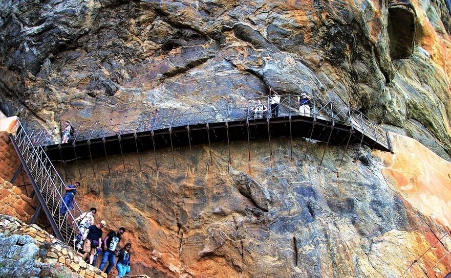 Fortăreaţa pe stâncă Sigiriya din Sri Lanka - scările cu ajutorul cărora se poate urca pe stâncă (Pixabay.com)