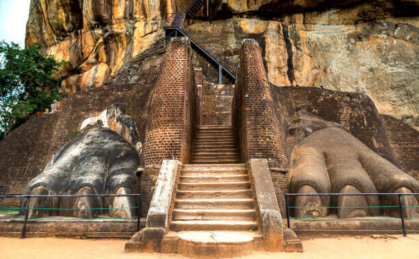 Fortăreaţa pe stâncă Sigiriya din Sri Lanka intrarea unde se pot vedea şi picioarele leului (Pixabay.com)