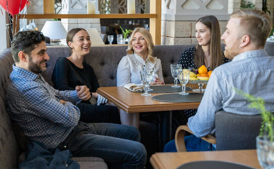 O seară cu prietenii este mai mult decât o modalitate plăcută de a petrece timpul, este o nevoie umană esenţială şi o modalitate de a crea un sentiment de apartenenţă pentru tine şi pentru ceilalţi (Foto: pexels.com)