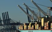 Macarale stivuiesc containere de marfă în Portul Baltimore din Baltimore, Maryland, SUA, 10 noiembrie 2021 (Brendan Smialowski/AFP via Getty Images *)