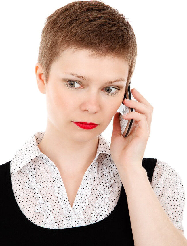 Deoarece convorbirile telefonice nu sunt faţă în faţă, este deosebit de important să fiţi atent la inflexiunile şi pauzele vocii celeilalte persoane. (Foto: Pixabay.com)