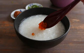 Există metode şi tehnici tradiţionale specifice pentru a face terci de orez cu adevărat sănătos. (screenshot tramite video Youtube "Okayu Japanese Congee")
