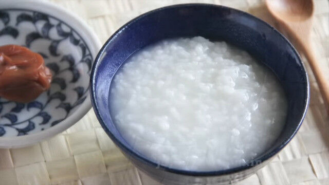 Orezul japonica este de natură blândă, posedă armonia dintre cer şi pământ şi este considerat cel mai potrivit orez pentru a menţine viaţa. (screenshot tramite video Youtube "Okayu Japanese Congee")