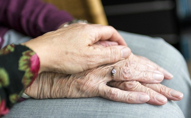 Oferă sprijin persoanelor în vârstă.