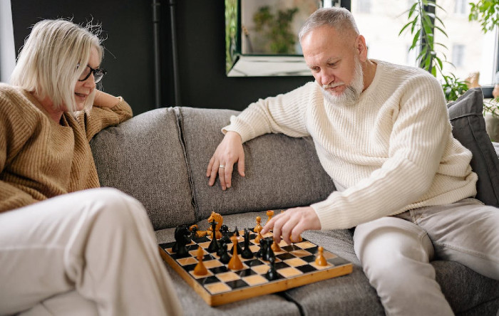 În cadrul studiilor epidemiologice, activităţile intelectuale, cum ar fi jocul de şah sau interacţiunea socială regulată, au fost asociate cu un risc redus de apariţie a bolii Alzheimer, deşi nu a fost găsită nicio relaţie de cauzalitate.