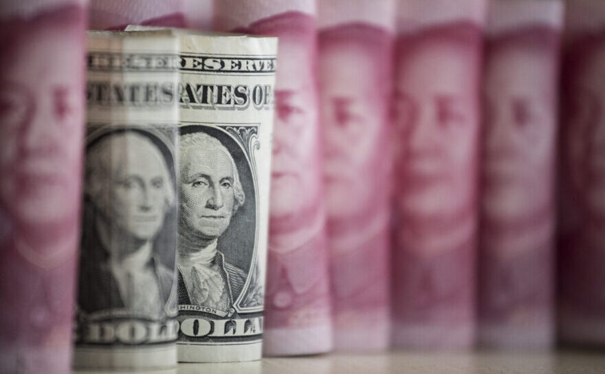 Bancnote chinezeşti de 100 de yuani şi bancnote de un dolar american