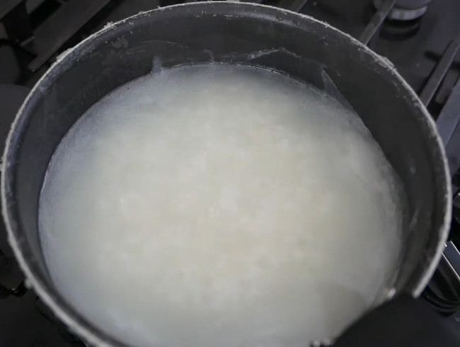 Supa de orez (ulei de terci) din stratul superior al terciului de orez japonica este valoroasă pentru refacerea lichidelor şi a energiei şi este benefică pentru persoanele în vârstă, bolnave şi mamele nou-născuţilor. (screenshot tramite video Youtube "Okayu Japanese Congee")