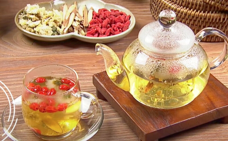 Ceai de crizantemă cu boabe de goji. (Hu Naiwen/The Epoch Times)