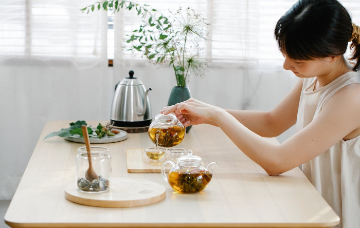 Pentru cea mai delicioasă şi reconfortantă experienţă de băut ceai, savuraţi ceaiul oolong cât timp este cald. (Foto: pexels.com)