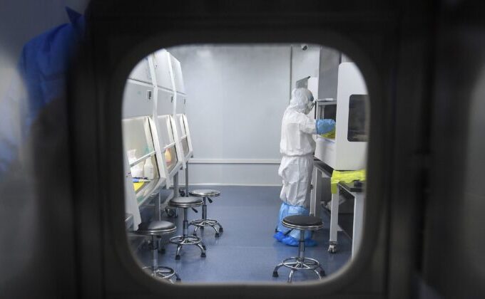 Un tehnician de laborator lucrează la mostre de la persoane care urmează să fie testate pentru noul coronavirus în Wuhan, în provincia Hubei din centrul Chinei, la 6 februarie 2020.