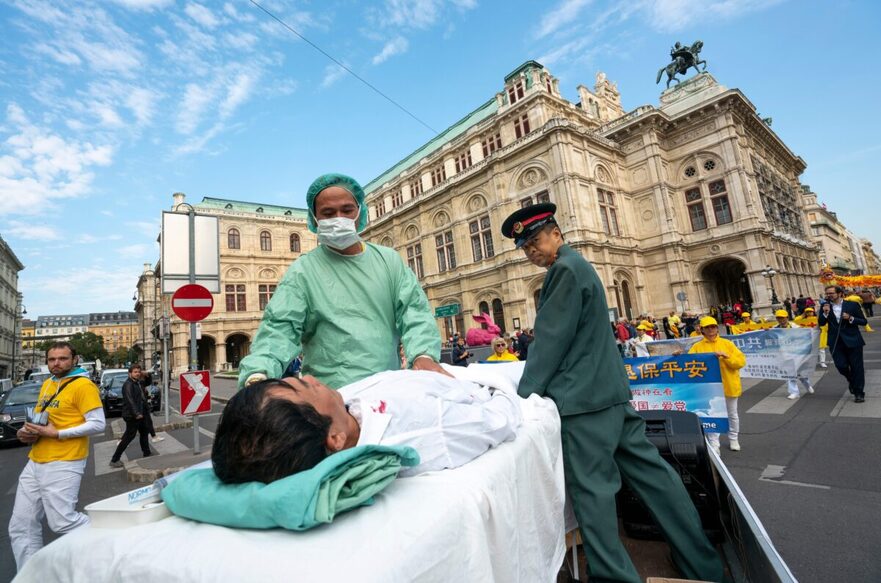 Practicanţi Falun Gong organizează, în Viena, o reconstituire a recoltării forţate de organe la care sunt supuşi colegii lor încarceraţi în China, 1 octombrie 2018 (Joe Klamar/AFP via Getty Images *)