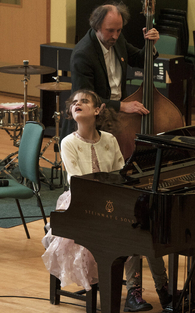 Lucy cântând la un concert al organizaţiei The Amber Trust în 2022 (Prin amabilitatea organizaţiei The Amber Trust)
