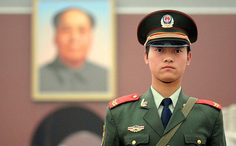 Soldat chinez stă de gardă în Piaţa Tiananmen din Beijing, în faţa portretului dictatorului Mao Zedong