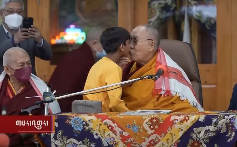 Dalai Lama dând un pupic pe guriţă unui băieţel