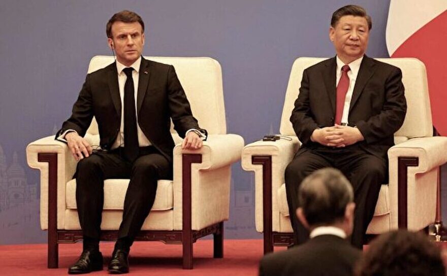 Emmanuel Macron (st) şi Xi Jinping, la Beijing, 6 aprilie 2023