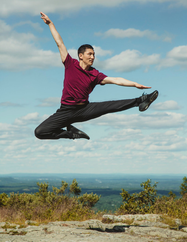 Steven Wang, dansator principal al Shen Yun, în High Point State Park din New Jersey, pe 28 iunie 2022. (Daniel Ulrich)