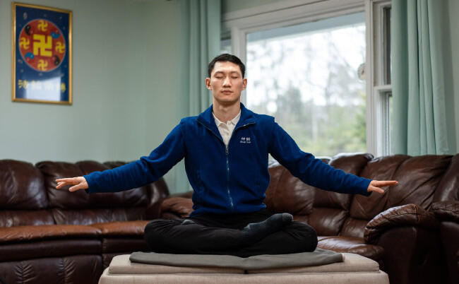 Steven Wang, dansator principal la Shen Yun, practică meditaţia Falun Gong în casa sa din statul New York - 31 martie 2023. (Samira Bouaou/The Epoch Times)