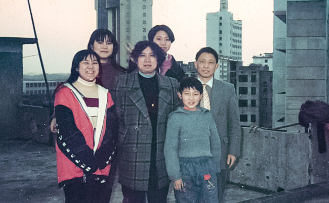 Steven Wang (R-2) împreună cu familia sa în China, în 1996. Mama sa, Liu Aihua (C), a fost condamnată la patru ani de închisoare pentru credinţa sa, în martie 2023. (Samira Bouaou/The Epoch Times)