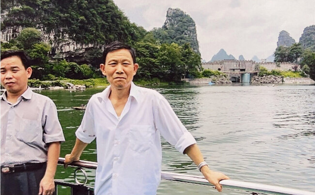 Tatăl decedat al lui Steven Wang, Wang Guanghui, în oraşul Guilin, Guangxi, în 2007. (Samira Bouaou/The Epoch Times)