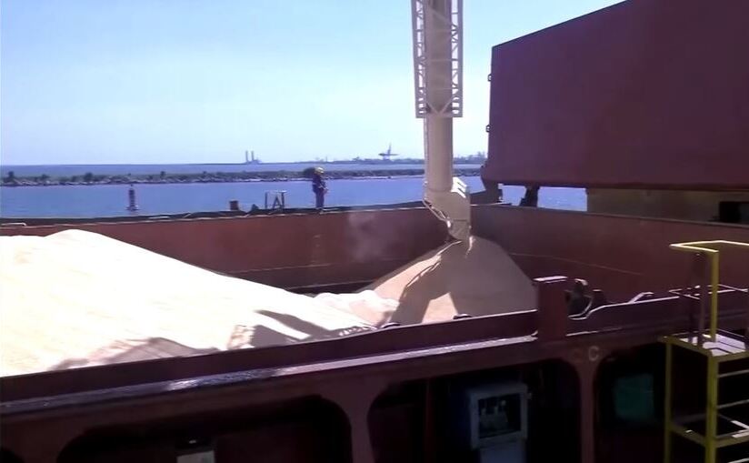 Un vas cargo este încărcat cu cereale, într-un port din Ucraina