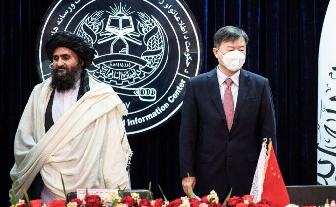 Primul viceprim-ministru interimar al Afganistanului, Abdul Ghani Baradar (stânga) şi ambasadorul Chinei în Afganistan, Wang Yu, la Kabul, la 5 ianuarie 2023.