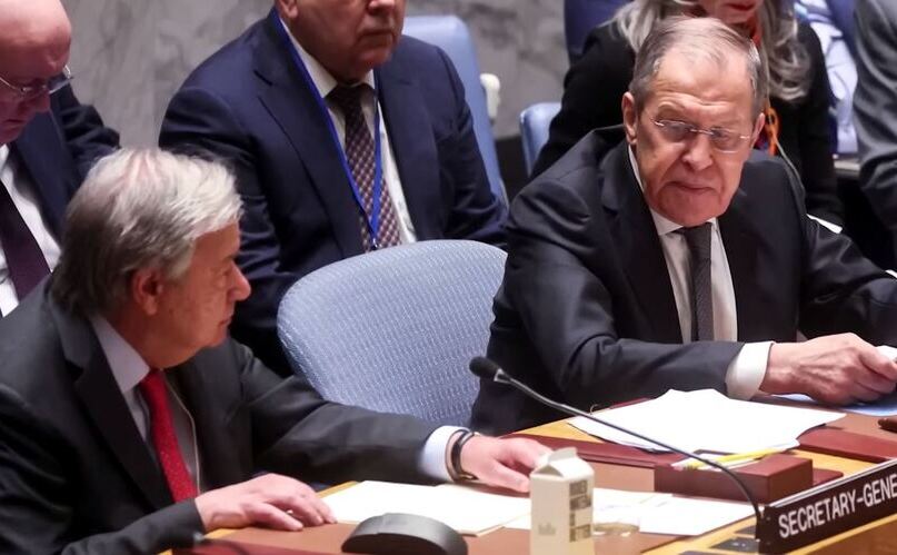 Secretarul general ONU, Antonio Guterres (st), aşezat alături de ministrul rus de externe, Serghei Lavrov, care a preluat preşedinţia rotativă a Consiliului de Securitate, 24 aprilie 2023