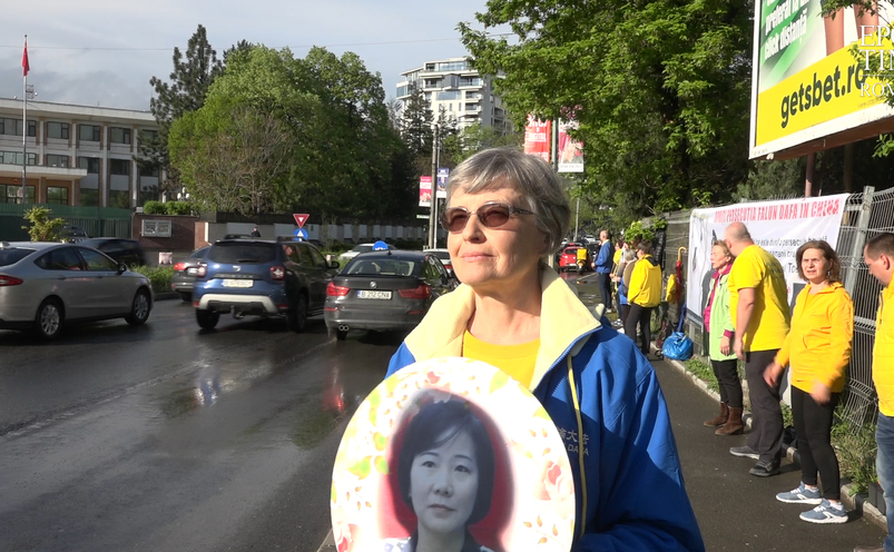 Protest împotriva persecuţiei Falun Gong în faţa Ambasadei Chinei din Bucureşti