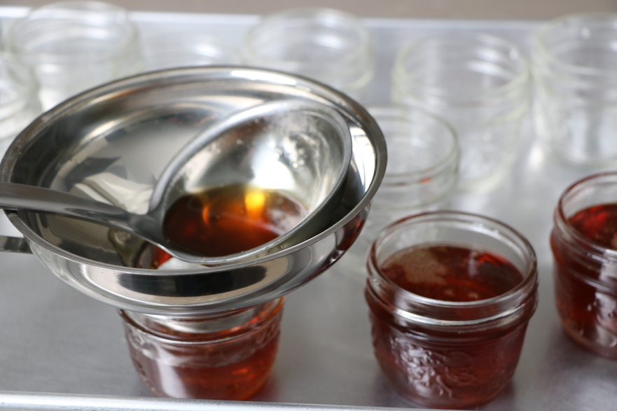 Siropul se toarnă în sticle sau borcane sterilizate (Maria Matyiku / Epoch Times)