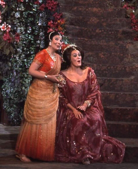 Huguette Tourangeau (stânga) şi Joan Sutherland (dreapta) interpretând "Duetul florilor" din "Lakmé", în producţia din 1976 de la Opera Australia. (Domeniu public)