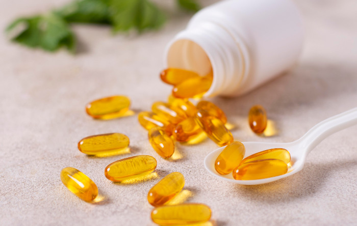 Suplimente precum vitaminele D şi E sunt esenţiale pentru sănătatea pielii, mai ales dacă peştele sau alte alimente nu sunt uşor accesibile. (Foto: freepik.com)