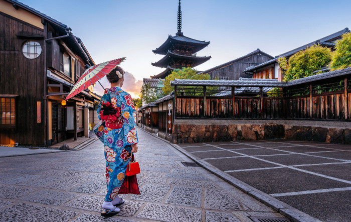 Femeie purtând kimono tradiţional japonez