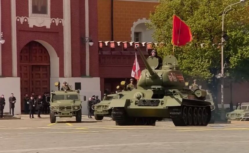 Singurul tanc afişat la parada de Ziua Victoriei la Moscova a fost un T-34 din timpul celui de-al Doilea Război Mondial