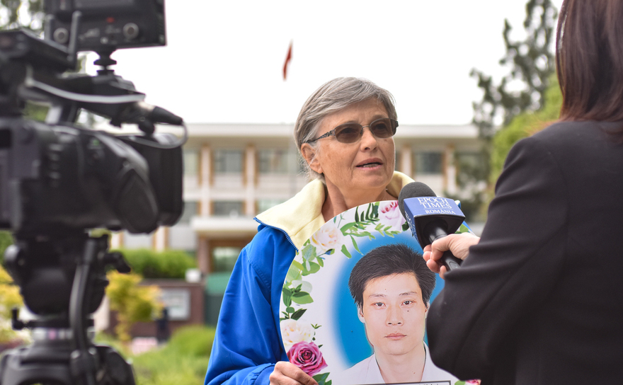 Practicantă Falun Dafa în faţa Ambasadei Chinei din Bucureşti. (Epoch Times România)