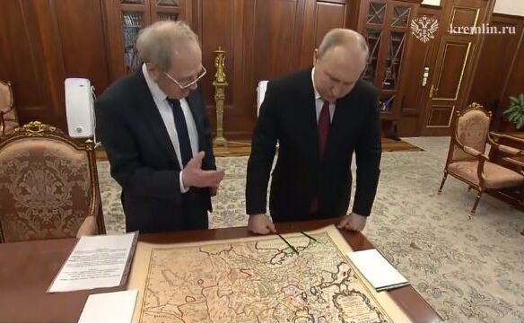 Vladimir Putin (dr) cu harta în faţă
