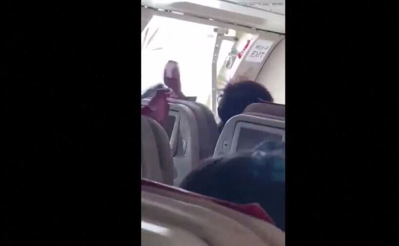 Un pasager a deschis uşa avionului în timpul zborului
