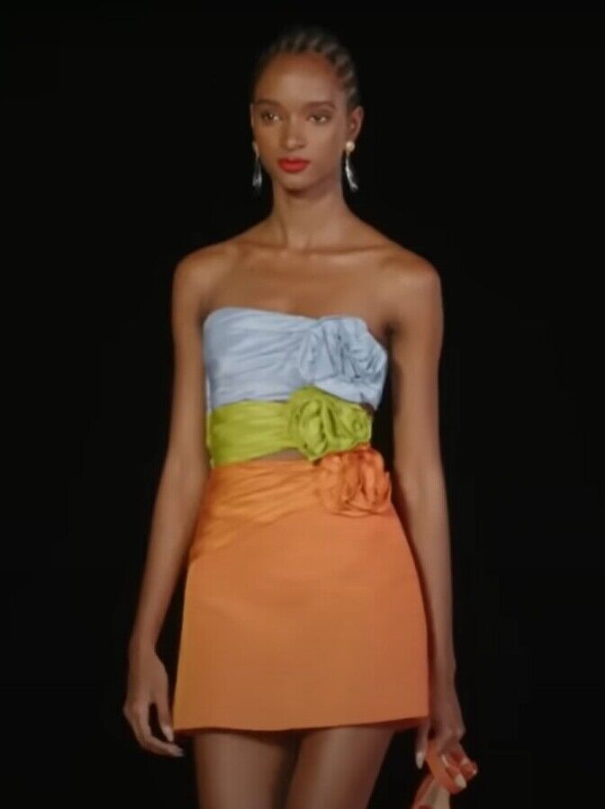 Carolina Hererra, colecţia Resort 2024. (Printscreen via Youtube)