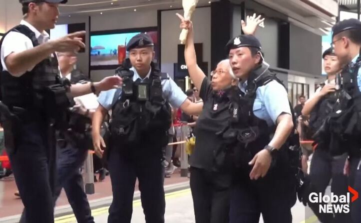 Poliţia din Hong Kong arestează cetăţenii care vor se depună flori în memoria victimelor masacrului de la 4 iunie 1989 din Tienanmen