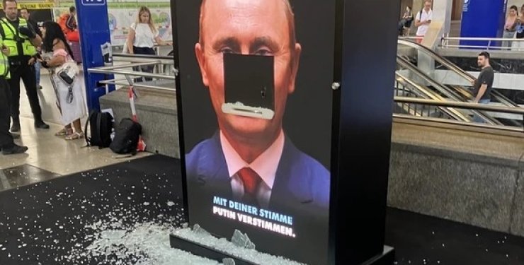 Instalaţie de vot cu înfăţişarea lui Putin, spartă cu un ciocan