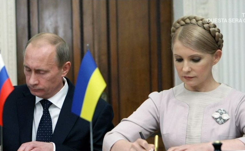 Preşedintele rus Vladimir Putin (st) şi Iulia Timoşenko pe vremea când aceasta era premierul Ucrainei.