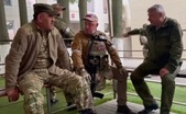 Prigojin (centru), stând pe o bancă din Rostov pe Don, glumind amical cu ministrul adjunct al apărării rus, Yunus-Bek Evkurov, şi cu adjunctul şefului serviciilor secrete militare ruse, GRU, generalul-locotenent Vladimir Alekseyev. (Twitter - screenshot)