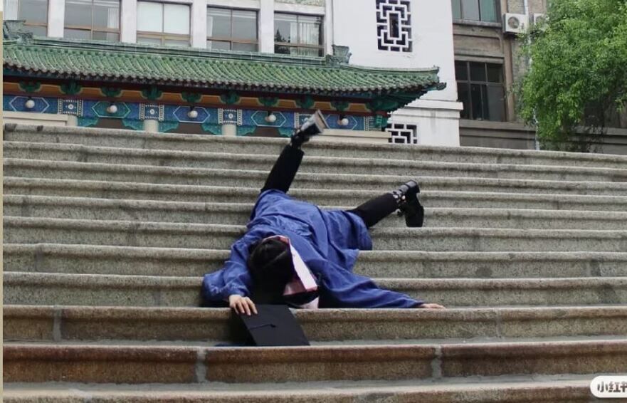 În China, proaspeţii absolvenţi de facultate pozează în diferite ipostaze numite "în stil zombie”. (Screenshot - The Washington Post)