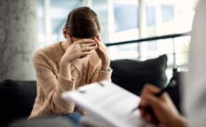 Femeie la o consusltaţie la medic (Frepik.com)