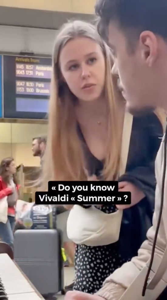Ugne Liepa Zuklyte îl întreabă pe Aurélien Froissart dacă poate interpreta Vara lui Vivalidi (Prin amabilitatea lui Aurélien Froissart)