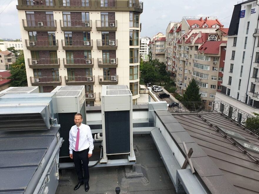 Ambasadorul Uniunii Europene în Republica Moldova, Janis Mazeiks, pe acoperişul ambasadei (facebook.com / Janis Mazeiks)