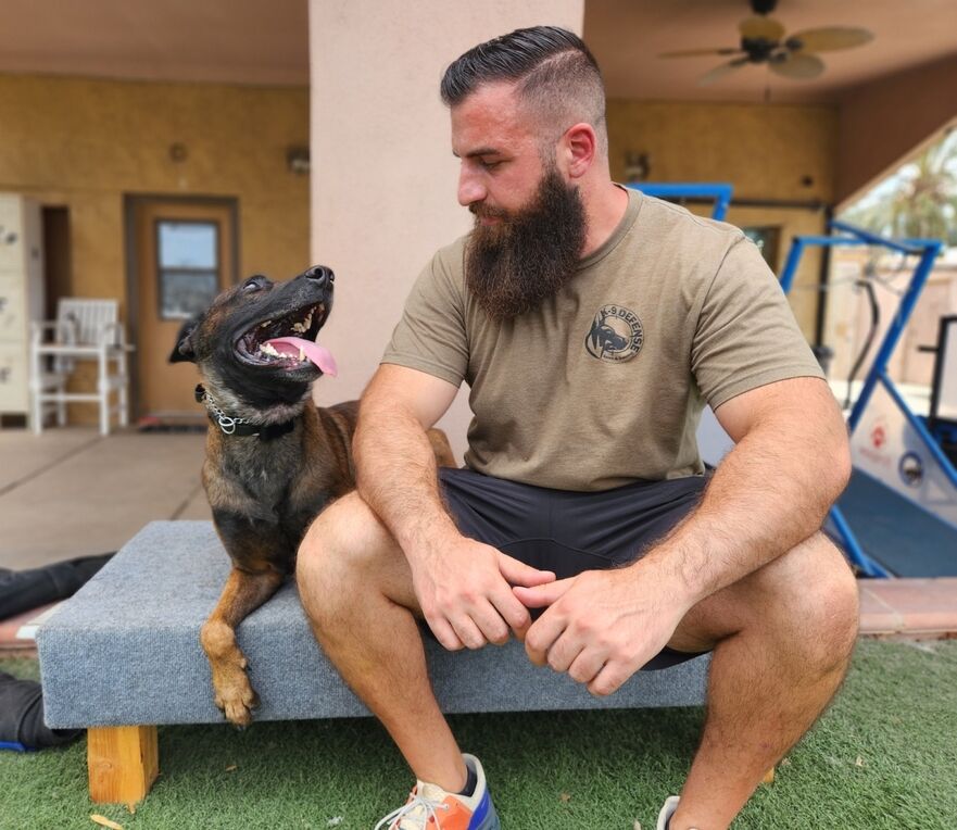 Chris Kamma, director al companiei K9 Defense din Scottsdale, Arizona, împreună cu câinele său Ditto, un exemplar Belgian Malinois clonat, iulie 2023. (Allan Stein/The Epoch Times)