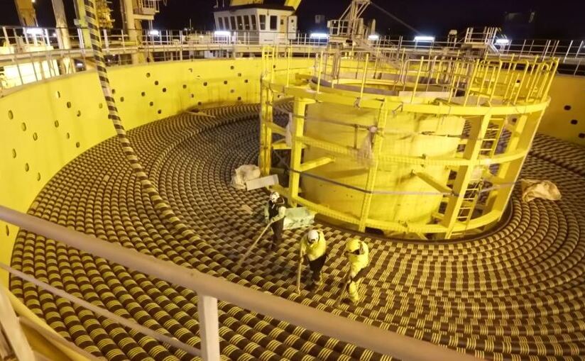 Cabluri cu fibră optică prin care se asigură traficul de internet